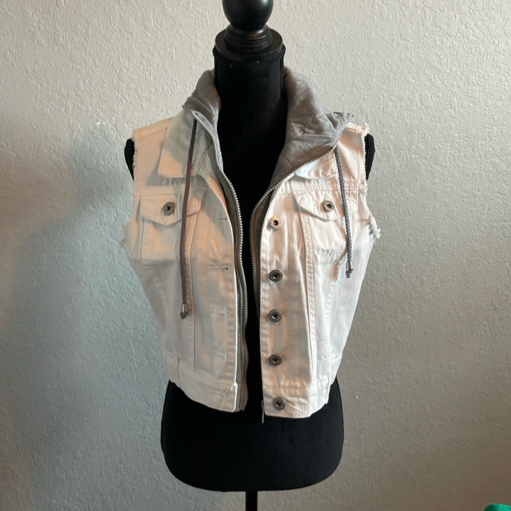 Rue21 Size Large hooded vest NWT
